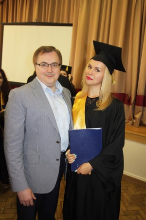 Выпускница 2014 года Липатова Татьяна с руководителем Школы востоковедения Алексеем Александровичем Масловым