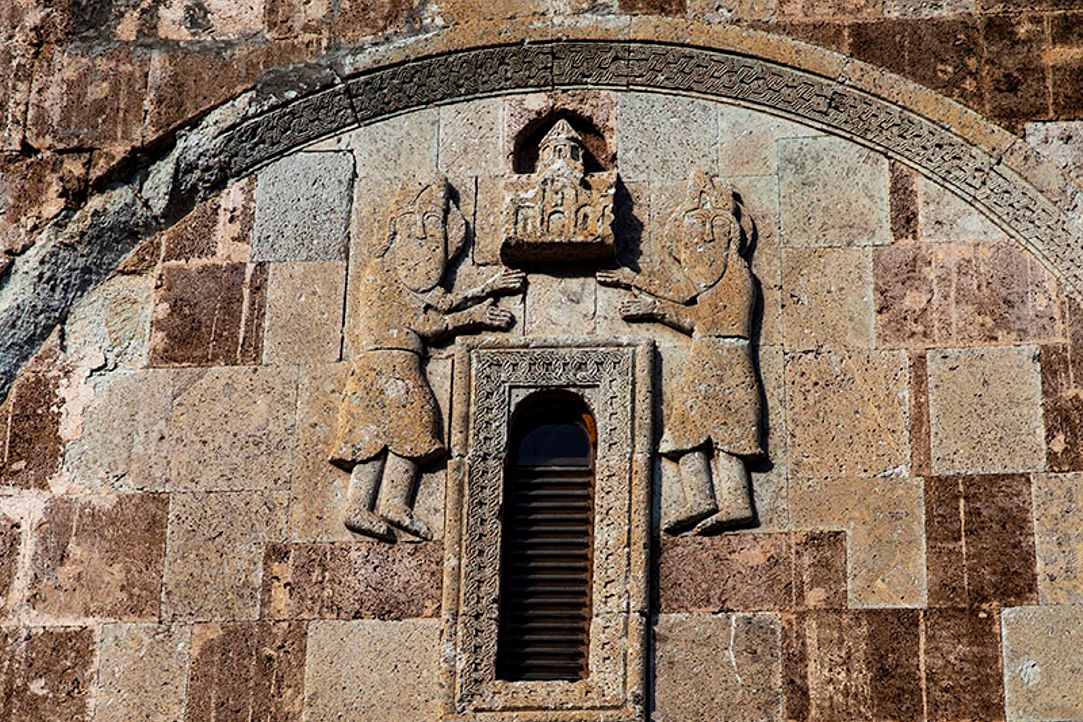 Выставка «Чистота». Экспонат №12. Надписи Соборной церкви в монастыре Дадиванк. Арцах (Нагорный Карабах), 1214 и 1224 гг.