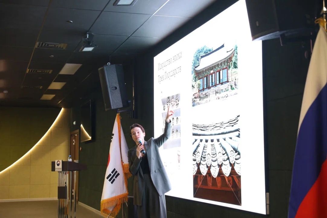 Лекции о коллекции искусства BTS и корейской народной живописи