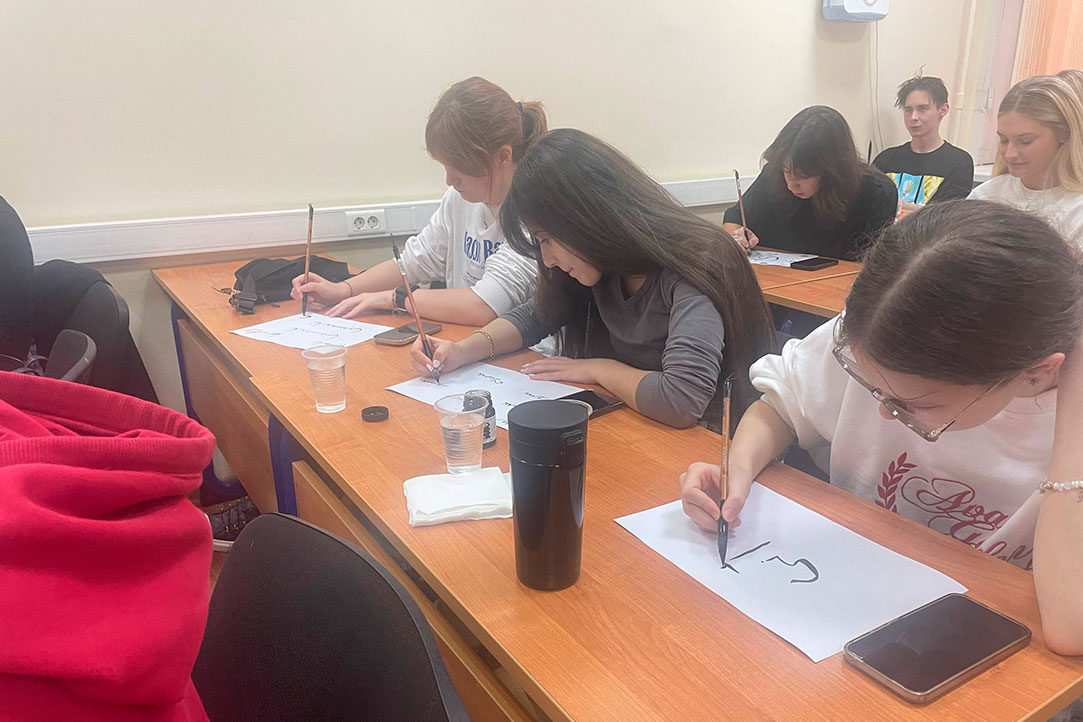 Открытое занятие в Школе юного востоковеда, посвященное истории арабской письменности. Иллюстрация к новости: Открытое занятие в Школе юного востоковеда, посвященное истории арабской письменности.